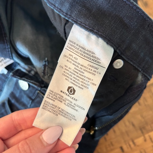 Mid Rise Levi’s - Picture 3 of 5